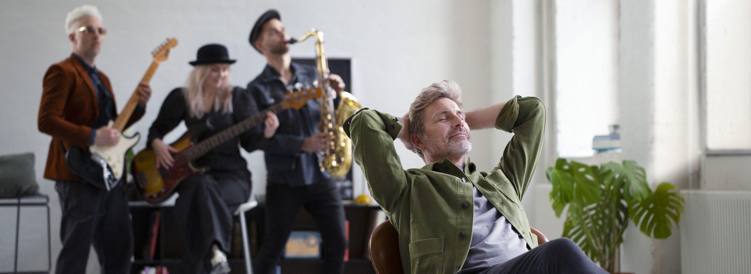 Oticon_More_Streaming_Music_at_Home_with_Band_JBS_844_300dpi_C_Oticon