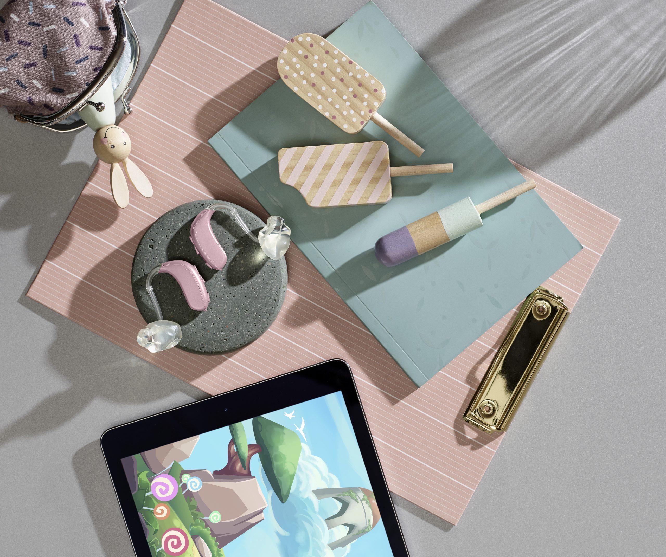 Oticon_Xceed_Play_Still_life_BTE_SP_iPad_Pastels_AS_50092